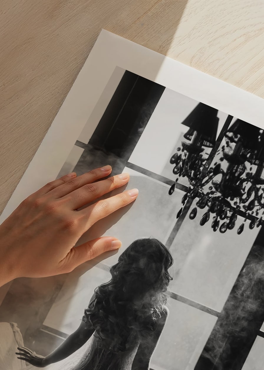 Svartvitt fotografi av kvinna i spetsklänning vid fönster-12