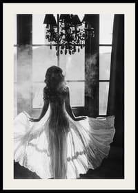 Fekete-fehér fénykép egy csipkeruhás nőről az ablak mellett-2