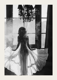 Fekete-fehér fénykép egy csipkeruhás nőről az ablak mellett-3