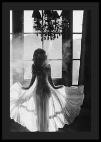 Fekete-fehér fénykép egy csipkeruhás nőről az ablak mellett-4