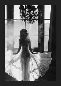 Fekete-fehér fénykép egy csipkeruhás nőről az ablak mellett-5