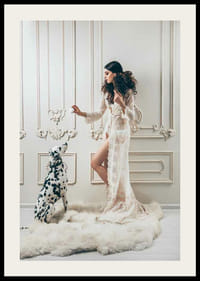 Fotografische Szene mit Frau in weißer Spitze und Dalmatiner in elegantem Ambiente-2