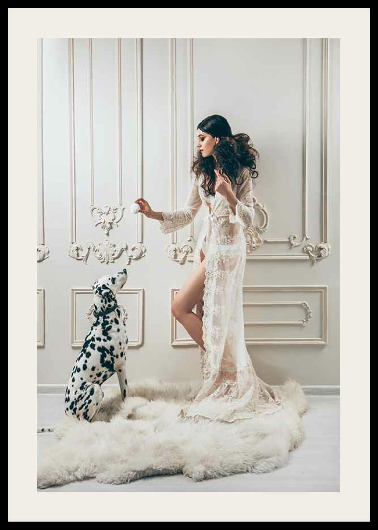 Fotografische Szene mit Frau in weißer Spitze und Dalmatiner in elegantem Ambiente-12