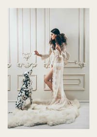 Fotografische Szene mit Frau in weißer Spitze und Dalmatiner in elegantem Ambiente-3