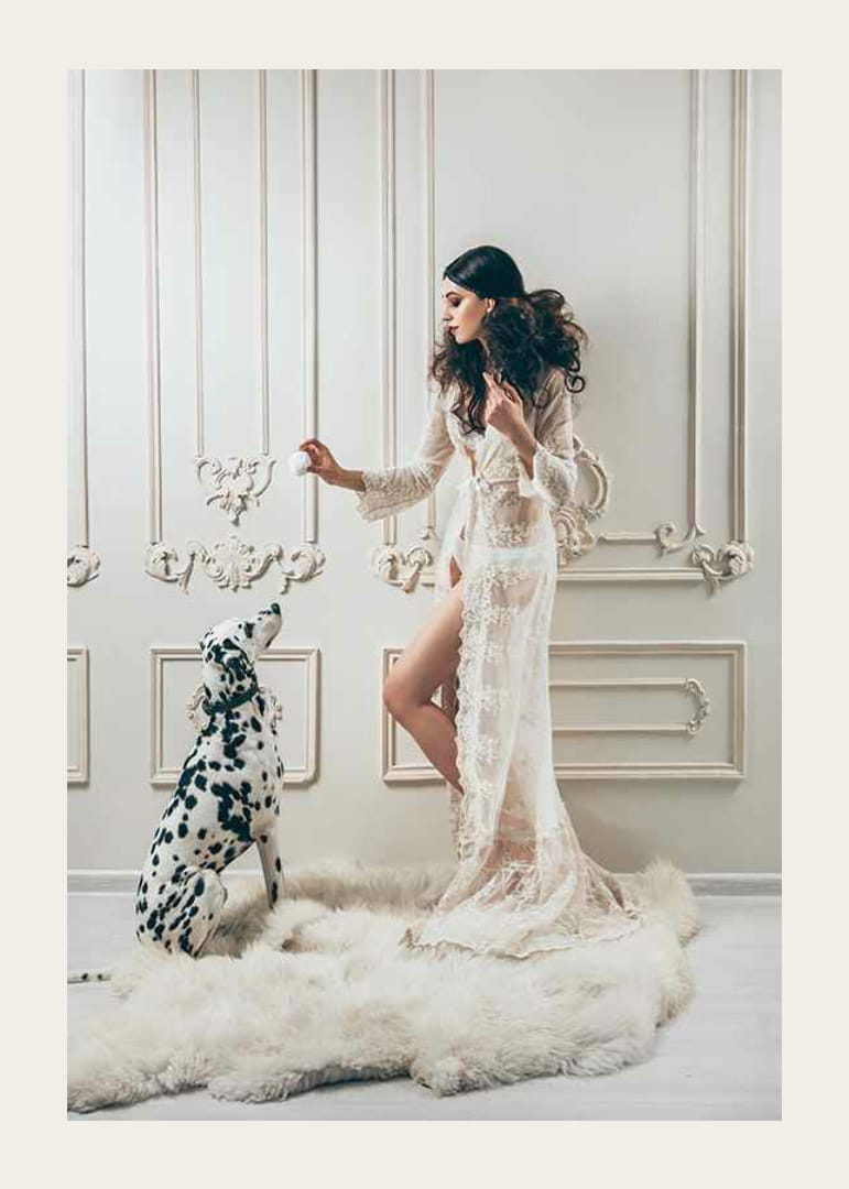 Fotografische Szene mit Frau in weißer Spitze und Dalmatiner in elegantem Ambiente-12