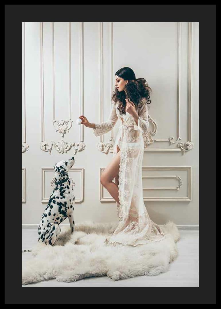 Fotografische Szene mit Frau in weißer Spitze und Dalmatiner in elegantem Ambiente-12