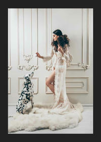 Fotografische Szene mit Frau in weißer Spitze und Dalmatiner in elegantem Ambiente-5