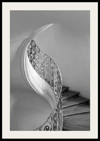 Zwart-witfoto van wenteltrap met smeedijzeren leuning-2