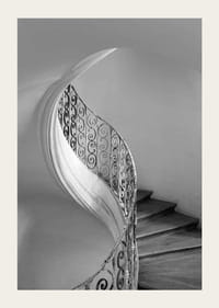 Zwart-witfoto van wenteltrap met smeedijzeren leuning-3