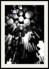 Fotografía en blanco y negro de las tuberías metálicas del Monumento a Sibelius en Helsinki.-2