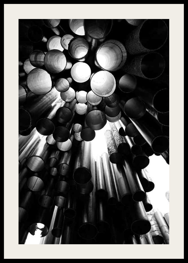 Fotografía en blanco y negro de las tuberías metálicas del Monumento a Sibelius en Helsinki.-12