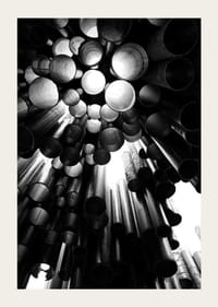 Fotografía en blanco y negro de las tuberías metálicas del Monumento a Sibelius en Helsinki.-3