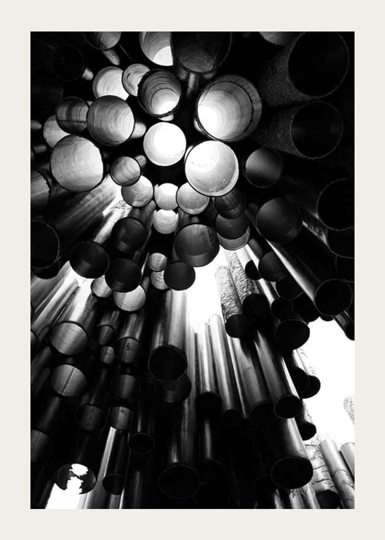 Fotografía en blanco y negro de las tuberías metálicas del Monumento a Sibelius en Helsinki.-12