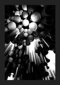 Fotografía en blanco y negro de las tuberías metálicas del Monumento a Sibelius en Helsinki.-5