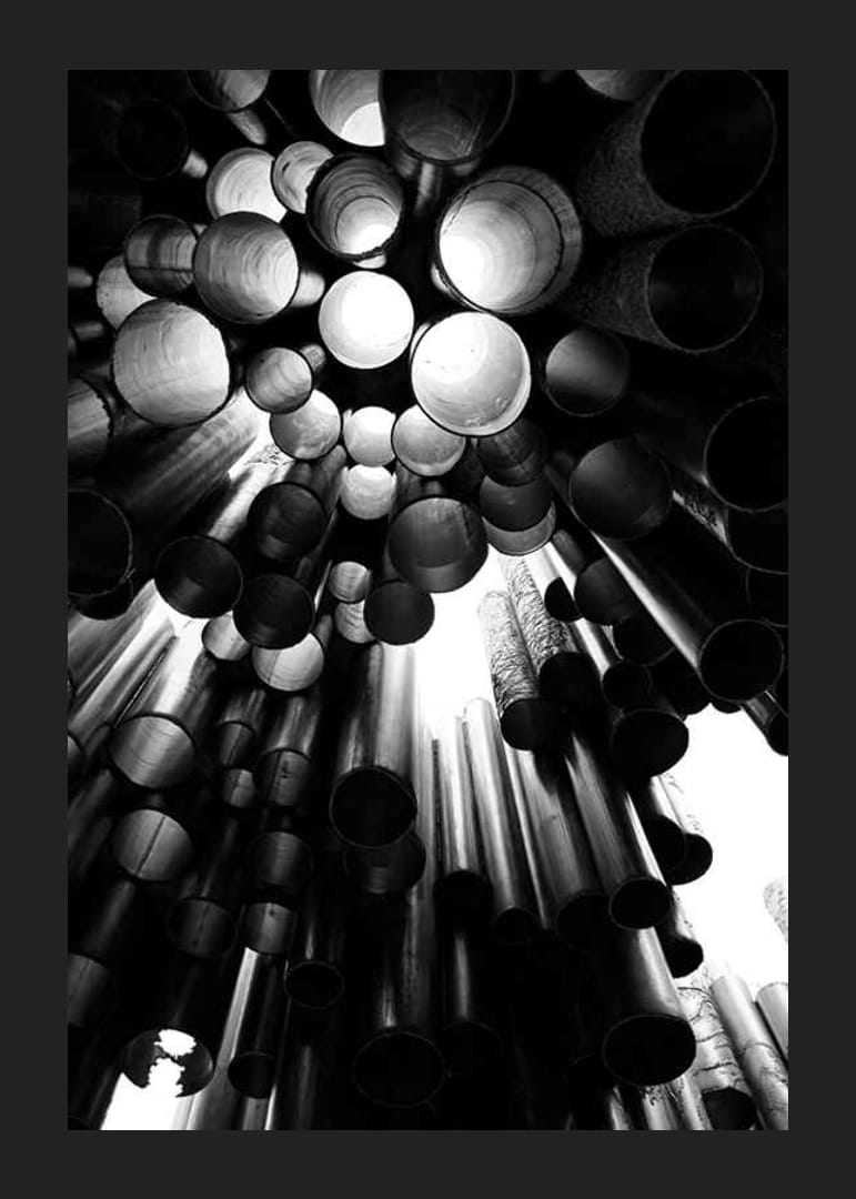 Fotografía en blanco y negro de las tuberías metálicas del Monumento a Sibelius en Helsinki.-12