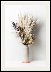 Szárított pampafű és levelek fényképe bézs vázában-2