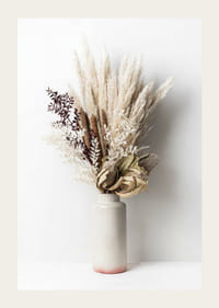 Szárított pampafű és levelek fényképe bézs vázában-3