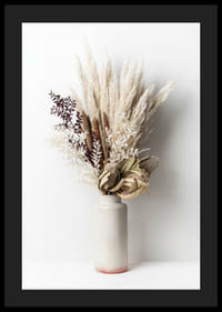 Szárított pampafű és levelek fényképe bézs vázában-4