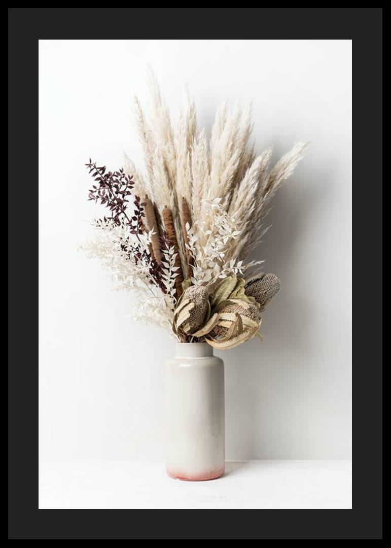 Szárított pampafű és levelek fényképe bézs vázában-12