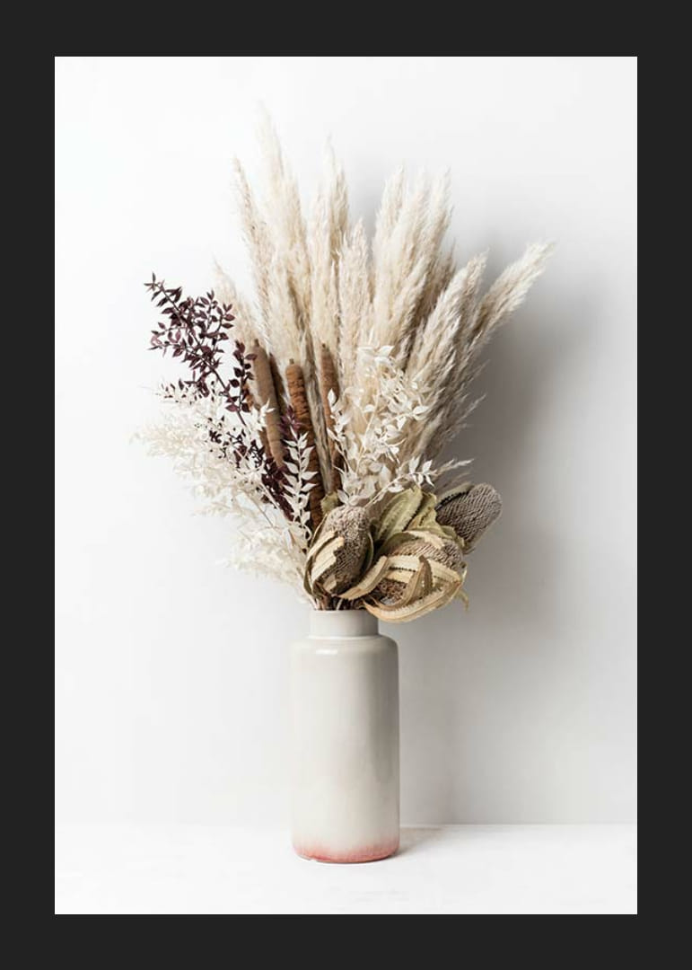 Szárított pampafű és levelek fényképe bézs vázában-12