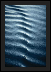 Fotografický detailný záber modrých vĺn a vlniek na vodnej hladine-4