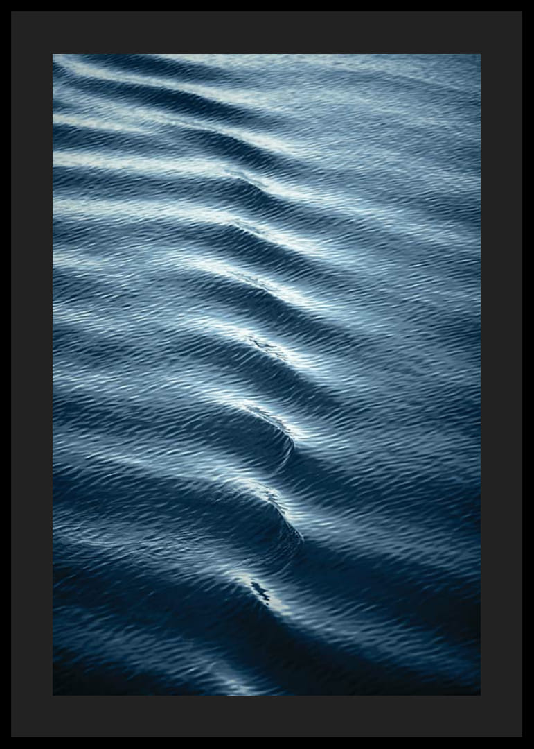 Fotografický detailný záber modrých vĺn a vlniek na vodnej hladine-12