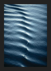 Fotografický detailný záber modrých vĺn a vlniek na vodnej hladine-5