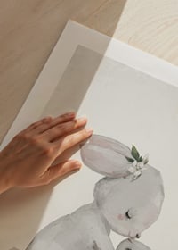 Akvarellillustration av kaninmamma som kramar unge-9