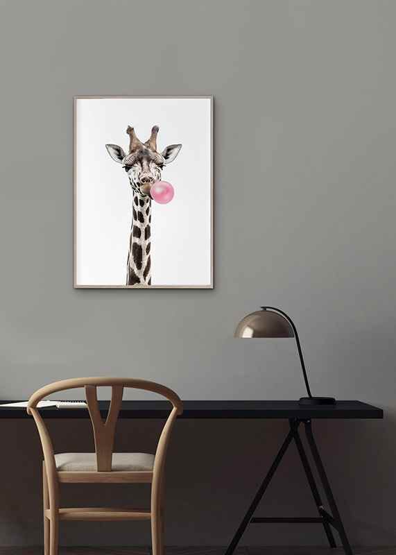 bubblegum-giraffe-poster-barntavlor-gallerix-se
