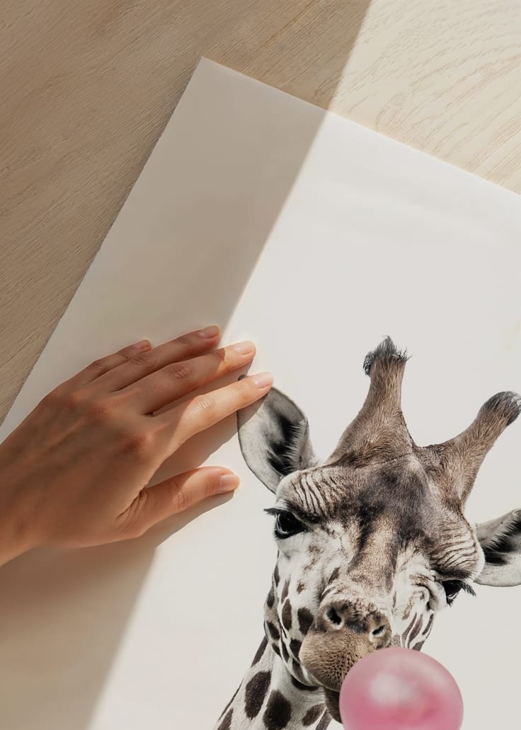 bubblegum-giraffe-poster-barntavlor-gallerix-se