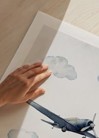 Akvarell av blått flygplan bland moln på ljus bakgrund-9