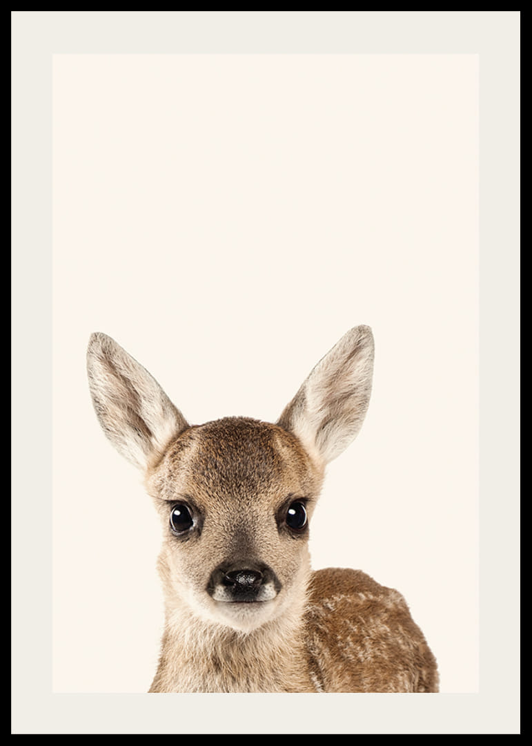 Nahaufnahme eines Hirschkalbs vor hellbeigem Hintergrund, fotografisch-12