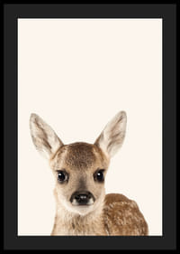 Nahaufnahme eines Hirschkalbs vor hellbeigem Hintergrund, fotografisch-4