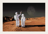 Deux enfants en combinaison d'astronaute sur un désert rouge contre un ciel sombre-3