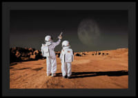 Deux enfants en combinaison d'astronaute sur un désert rouge contre un ciel sombre-4