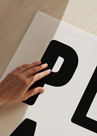 Schwarzer Text PLAY in Großbuchstaben vor weißem Hintergrund-3