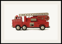 Retro Spielzeug Feuerwehrauto in rot vor hellem Hintergrund-2