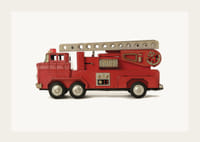 Retro Spielzeug Feuerwehrauto in rot vor hellem Hintergrund-3