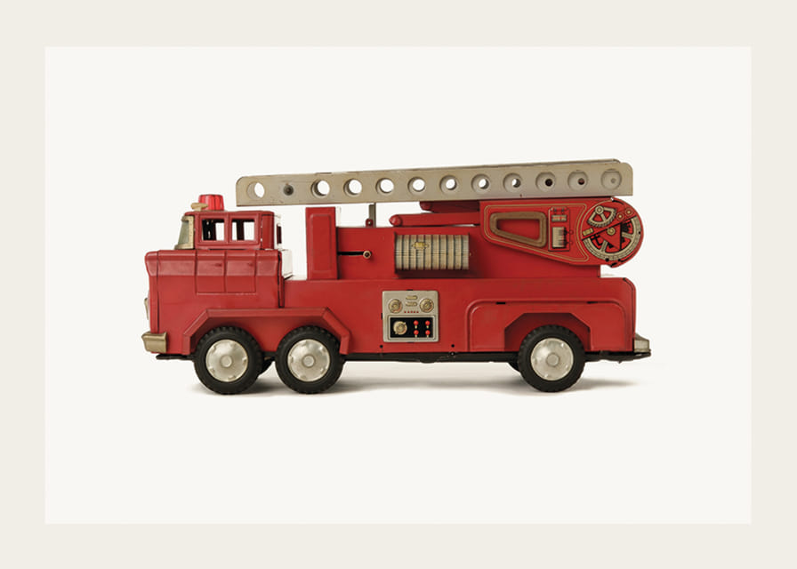 Retro Spielzeug Feuerwehrauto in rot vor hellem Hintergrund-12