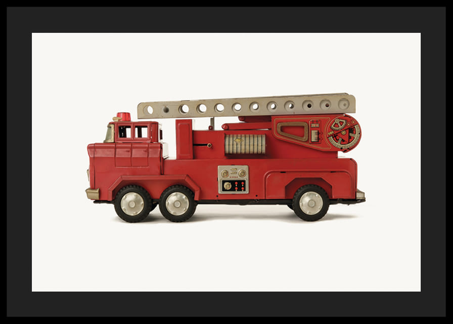 Retro Spielzeug Feuerwehrauto in rot vor hellem Hintergrund-12