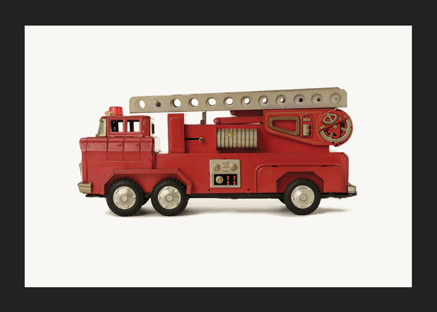 Retro Spielzeug Feuerwehrauto in rot vor hellem Hintergrund-12