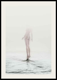 Artă foto cu femeie goală parțial ascunsă de ceață deasupra apei-2