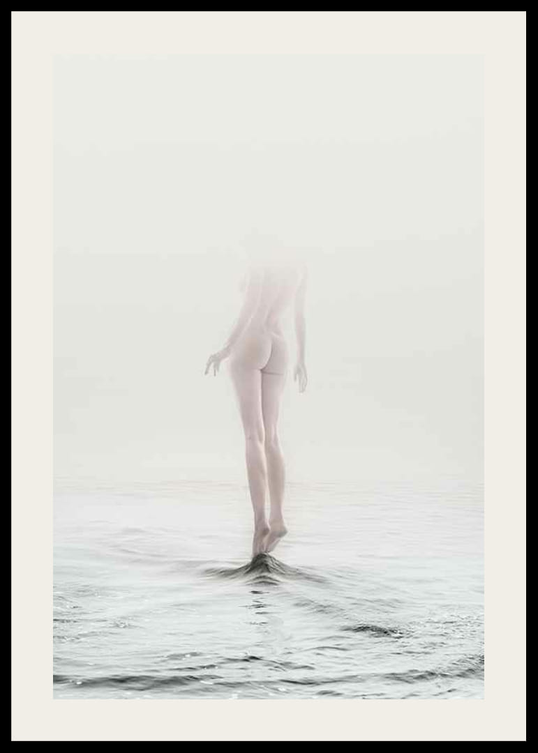 Artă foto cu femeie goală parțial ascunsă de ceață deasupra apei-12