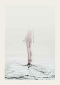 Artă foto cu femeie goală parțial ascunsă de ceață deasupra apei-3