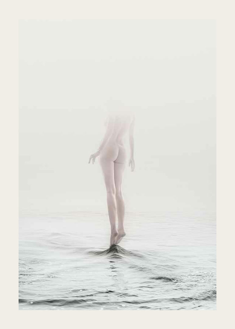 Artă foto cu femeie goală parțial ascunsă de ceață deasupra apei-12