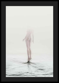 Artă foto cu femeie goală parțial ascunsă de ceață deasupra apei-4