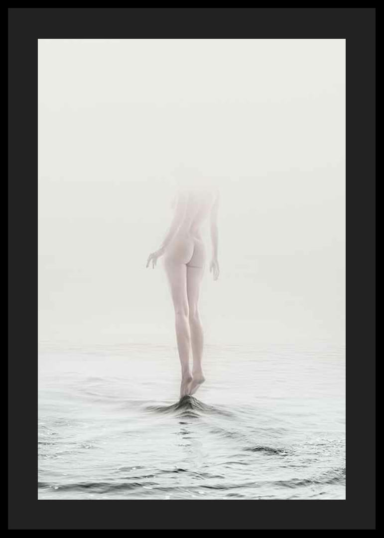 Artă foto cu femeie goală parțial ascunsă de ceață deasupra apei-12