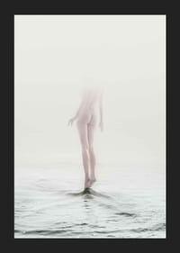 Artă foto cu femeie goală parțial ascunsă de ceață deasupra apei-5