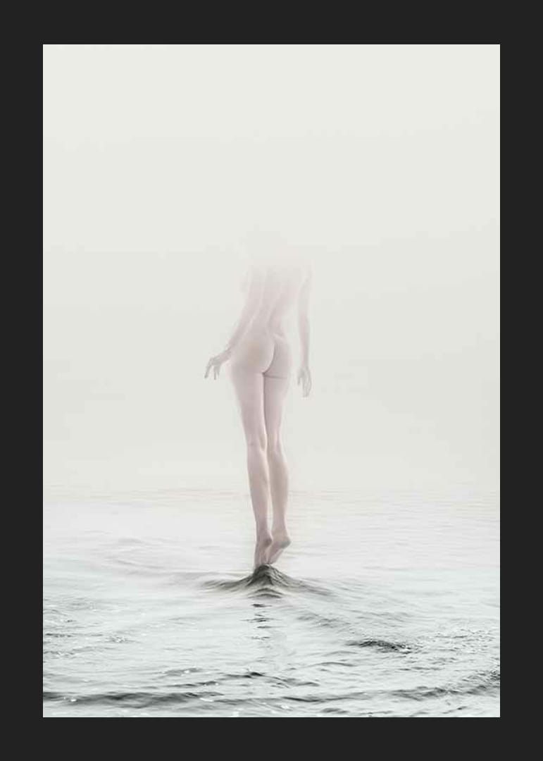 Artă foto cu femeie goală parțial ascunsă de ceață deasupra apei-12