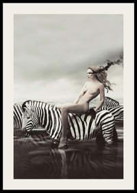 Surrealistisk naken kvinna på zebra i svartvita toner-2